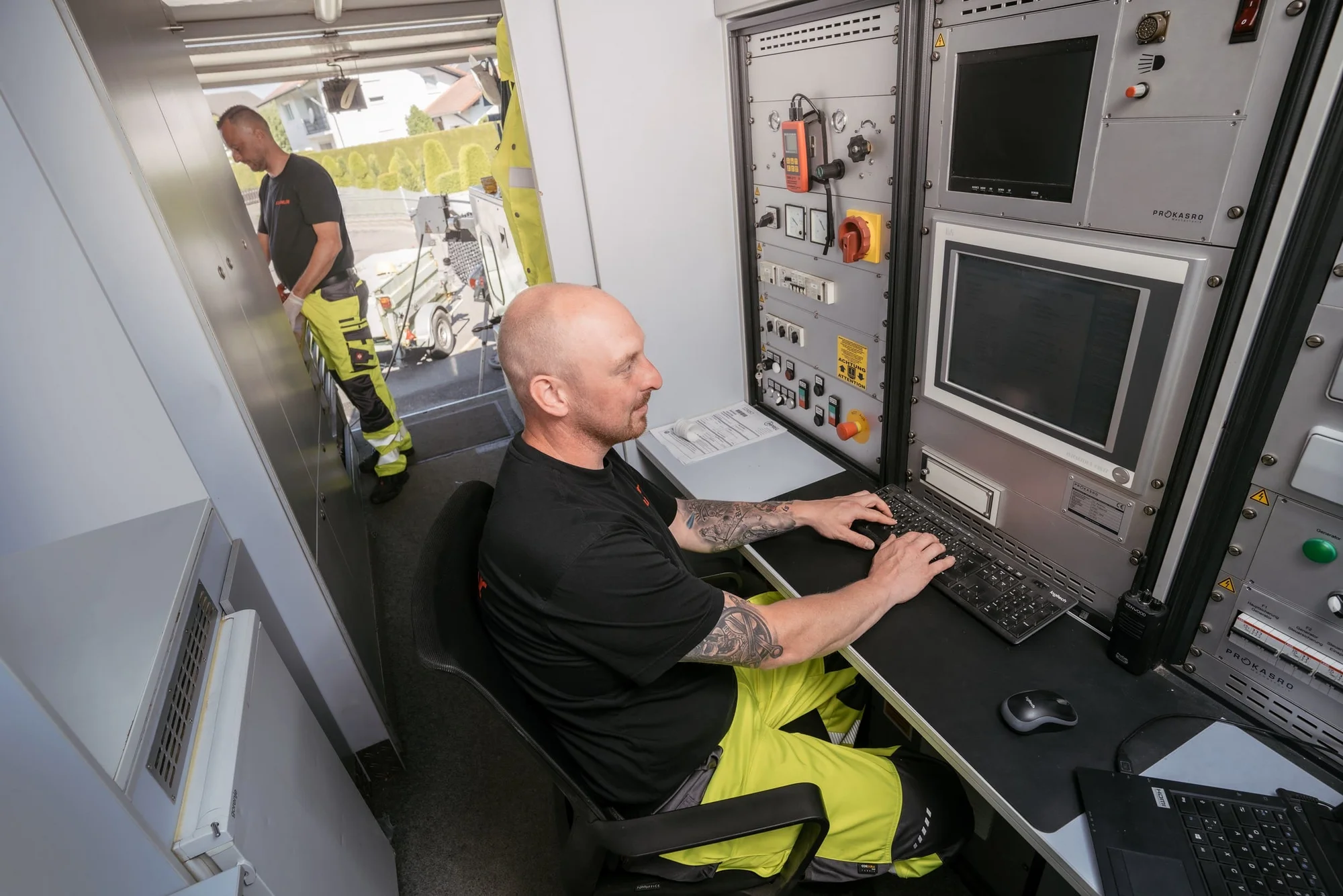 Containerdienst mit Abrollcontainer und Absetzcontainer